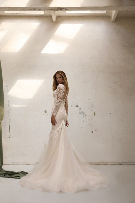 https://www.sposa-lia.com/images/stories/virtuemart/product/per-in white-017-ava-03.jpg